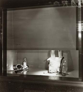 (NEW YORK--WINDOW DISPLAYS) An archive of approximately 95 photographs, many from 5th Avenue stores, including Tiffanys, Bloomingdale